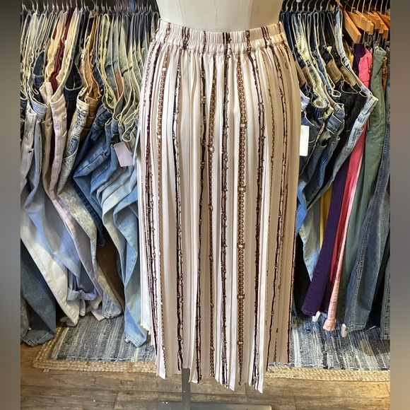 Evelyn Chain Print Pleated Midi Skirt - Picture 4 of 5